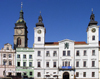 Czech Republic - Hradec Krlov: Town hall and White Tower / radnice na Velkm nmest - Bela vez - photo by J.Kaman