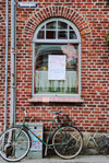 Ribe, southwest Jutland, Denmark: Stenbogade - bicycle parked by a brick wall - photo by K.Gapys