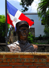Santo Domingo, Dominican Republic: bust and Dominican flag - Malecon - photo by M.Torres