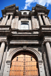 Quito, Ecuador: iglesia de El Sagrario - Church of the Shrine - sculpted stone facade with Ionic columns - architects Jos Jaime Ortiz and Bernardo de Legarda - Calles Garca Moreno and Espejo - photo by M.Torres