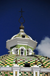 Quito, Ecuador: chequered dome with lantern, covered Spanish tiles, over the arch of the Dominican Church - Arco de la Iglesia de Santo Domingo - Plaza Santo Domingo - photo by M.Torres