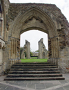 England - Glastonbury Abbey (Somerset): arch (photo by Kevin White)