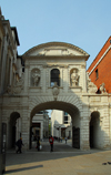London, England: arch linking St Paul's churchyard to Paternoster Square - City - photo by M.Torres