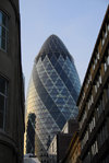 London: the Gherkin seen from Billiter street - Swiss Re - City of London - photo by M.Torres