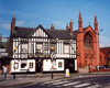 Stockport (Greater Manchester): Church and pub / The Swan - English institutions (photo by Miguel Torres)