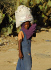 Eritrea - Keren, Anseba region: girl carrying a large bag on her head - photo by E.Petitalot