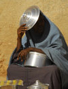 Eritrea - Senafe, Southern region: sun screen - woman with a pan cover - photo by E.Petitalot
