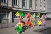 Estonia - Parnu: street dancers in front of Hansa Pank - festival - photo by A.Dnieprowsky