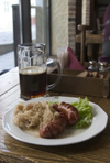 Estonia - Tallinn: sausages, sauerkraut and beer - foos and drink - restaurant - a Baltic meal - Estonian cuisine - chucroute, salsicha e cerveja - Wurst mit Sauerkraut und Beer - choucroute (photo by C.Schmidt)