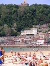 Basque Country / Pais Vasco / Euskadi - Donostia / San Sebastian: bathers at La Concha beach - photo by R.Wallace