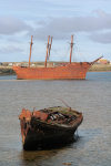 Falkland islands / Ilhas Malvinas - Port Stanley: rusting wrecks - wreck of the Lady Elizabeth - iron ship, built in Sunderland in 1879 - Whalebone Cove - old tall ship (photo by C.Breschi)