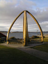 Falkland islands / Islas Malvinas - East Falkland: Stanley / Puerto Argentino - whale bones and the sea - photo by Captain Peter
