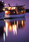 Finland - Kuopio (Ita-Suomen Laani): night on lake Kallavesi - boat reflection (photo by F.Rigaud)
