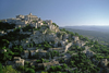Gordes, Vaucluse, PACA, France: panoramic view of the hilltop village and the Luberon Valley - Les Monts de Vaucluse - photo by C.Lovell