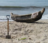Accra, Ghana: Jamestown district - beach - canoe and shovel on the sand - photo by G.Frysinger