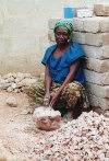 Africa - Ghana / Gana - Gomoa Fetteh: woman breaking rocks (photo by Gallen Frysinger)