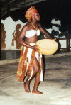 Ghana / Gana - Gomoa Fetteh: calabash as a musical instrument - African musician - Hotel Till (photo by Gallen Frysinger)