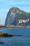 Gibraltar: beach and marina of La Lnea de la Concepcin and the north face of the Rock of Gibraltar - Algeciras bay - photo by M.Torres
