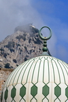 Gibraltar: white and green dome of the Sunni Mosque of The Custodian of the The Two Holy Mosques, aka Ibrahim-al-Ibrahim Mosque - Europa Point - peak with artillery battery in the background - photo by M.Torres