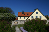 Gotland - Visby: house and wall outside Almedalen - photo by A.Ferrari