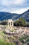 Greece - Delphi / Thelfous / Delfi (Sterea Ellada, Fokida province): the Tholos at the sanctuary of Athena Pronaia - oracle (photo by Miguel Torres)