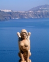 Greek islands - Santorini / Thira: Ia - statue over the sea - photo by R.Wallace