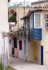 Greek islands - Lefkada / Lefkas: narrow street - photo by G.Frysinger