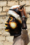 Bissau, Guinea Bissau / Guin Bissau: Cho de Papel Varela quarter, Carnival masks, man with mask / Bairro Cho de Papel Varela, mscaras de Carnaval, preparao, homem com mscara - photo by R.V.Lopes