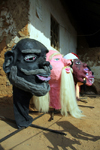 Bissau, Guinea Bissau / Guin Bissau: Bandim quarter, Carnival masks, masks, tabanca / Bairro Bandim, mscaras de Carnaval, preparao, mscaras, tabanca - photo by R.V.Lopes