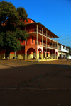 Guinea Bissau / Guin Bissau - Bissau, Bissau Region: old colonial house with wide balconies / edifcio colonial com vastas varandas - photo by R.V.Lopes