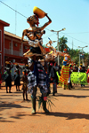 Bissau, Guinea Bissau / Guin Bissau: Amlcar Cabral Avenue, Carnival, men parading with masks / Avenida Amilcar Cabral, carnaval, homens a desfilar as mscaras - photo by R.V.Lopes