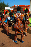 Bissau, Guinea Bissau / Guin Bissau: Amlcar Cabral Avenue, Carnival, men playing musical instruments - Bomba da GALP / Avenida Amilcar Cabral, carnaval, homens a tocar instrumentos musicais - Galp petrol station - photo by R.V.Lopes