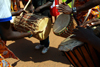 Bissau, Guinea Bissau / Guin Bissau: Amlcar Cabral Avenue, Carnival, men playing drums / Avenida Amilcar Cabral, carnaval, homens a tocar tambor - photo by R.V.Lopes