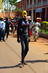 Bissau, Guinea Bissau / Guin Bissau: Amlcar Cabral Avenue, Carnival, crude transvestite / Avenida Amilcar Cabral, carnaval, homem mascarado de travesti- photo by R.V.Lopes