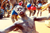 Bissau, Guinea Bissau / Guin Bissau: Amlcar Cabral Avenue, Carnival, young man dancing / Avenida Amilcar Cabral, carnaval, homem a danar - photo by R.V.Lopes