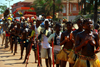 Bissau, Guinea Bissau / Guin Bissau: Amlcar Cabral Avenue, Carnival, young women and men parading / Avenida Amilcar Cabral, carnaval, jovens mulheres e homens a desfilar - photo by R.V.Lopes