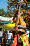 Bissau, Guinea Bissau / Guin Bissau: Amlcar Cabral Avenue, Carnival, mask/ Avenida Amilcar Cabral, Carnaval, mscara - photo by R.V.Lopes