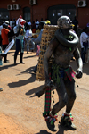 Bissau, Guinea Bissau / Guin Bissau: Amlcar Cabral Avenue, Carnival, man parading/ Avenida Amilcar Cabral, Carnaval, homem a desfilar - photo by R.V.Lopes