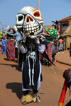 Bissau, Guinea Bissau / Guin Bissau: 3 de Agosto Avenue, Carnival, parade, mask of a skeleton / Avenida do 3 de Agosto, Carnaval, desfile, mscara de um esqueleto - photo by R.V.Lopes