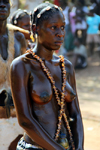 Bissau, Guinea Bissau / Guin Bissau: young woman with skin covered in oil - Carnival parade - 3 de Agosto Avenue / Avenida do 3 de Agosto, Carnaval, desfile, mulher - photo by R.V.Lopes