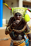 Bissau, Guinea Bissau / Guin Bissau: Avenida Domingos Ramos, Carnival, masked man eating / Avenida Domingos Ramos, carnaval, homem mascarado a comer - photo by R.V.Lopes