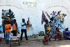 Bissau, Guinea Bissau / Guin Bissau: Avenida Amlcar Cabral, Carnival, men and womem, carnival mural, parade / Avenida Amilcar Cabral, carnaval, homens e mulheres, mural do carnaval, desfile - photo by R.V.Lopes
