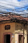 Tegucigalpa, Honduras: colonial house and cables - Av Miguel de Cervantes- Calle Hipolito Matute - photo by M.Torres