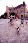 Hungary / Ungarn / Magyarorszg - Kecskemet (Bacs Kiskun province): Children playing by the Town Hall (photo by J.Kaman)