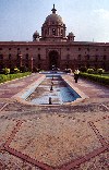India - New Delhi: Government building (photo by Francisca Rigaud)