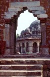 India - Delhi: Isa Khan's mausoleum (photo by Francisca Rigaud)
