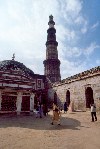 India - Delhi: under the Qutab minar - UNESCO world heritage (photo by Francisca Rigaud)