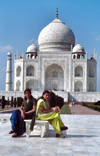 India - Agra (Uttar Pradesh) / AGR : Agra: young ladies at the Taj Mahal - Unesco world heritage (photo by Francisca Rigaud)