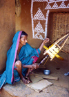 India - Nuapatna (Orissa): woman winding silk - photo by G.Frysinger