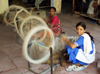 India - Jaipur: women spinning wool for the manufacture of traditional carpets - photo by R.Eime